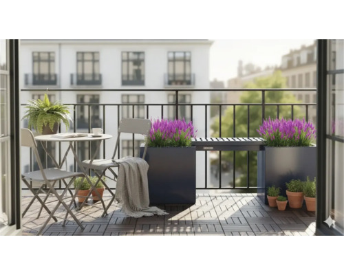 Balkon mit Tisch, Stühlen, Blumenkästen und Bank für eine entspannte Atmosphäre