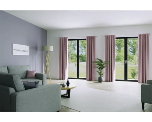 Wohnzimmer mit Sofa, Stehlampe, Tisch und Vorhängen vor Fenstern