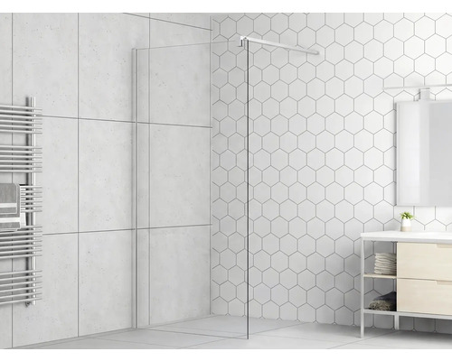 Badezimmer mit Duschwand aus Glas, Handtuchwärmer und Waschtisch