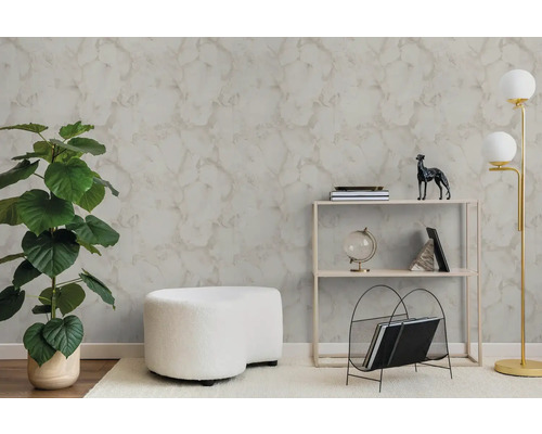Modernes Wohnzimmer mit strukturierter Tapete in Marmor-Optik, einer großen Grünpflanze, einem weißen Hocker und einem minimalistischen Regal.
