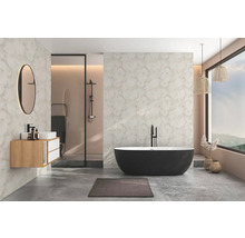 Modernes Badezimmer mit freistehender schwarzer Badewanne, hängendem Holz-Waschtisch, rundem Spiegel, Dusche, marmorierten Wänden und Betonoptik-Boden.