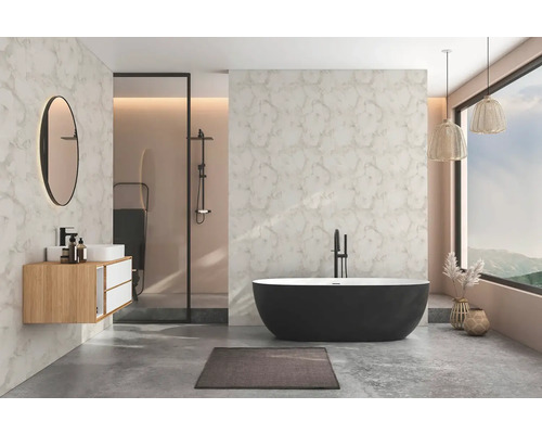Modernes Badezimmer mit freistehender schwarzer Badewanne, hängendem Holz-Waschtisch, rundem Spiegel, Dusche, marmorierten Wänden und Betonoptik-Boden.