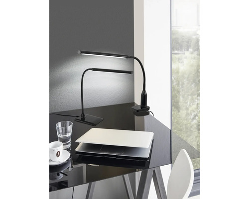 Zwei schwarze LED-Schreibtischlampen auf einem glänzenden Schreibtisch mit einem Laptop, einem Glas Wasser und einer Kaffeetasse.