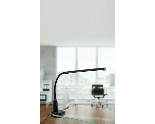 Schreibtischleuchte mit Klemme auf einem Schreibtisch in einem Büro