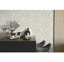 Moderne Vliestapete mit One-Line-Art Gesichtsmotiven in einer minimalistischen Küche mit Tresen und Barhockern.