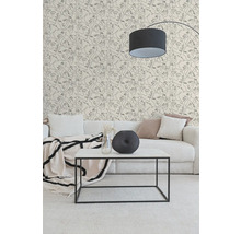 Modernes Wohnzimmer mit Tapete im Linienkunst-Stil mit Gesichtern, hellem Cordsofa, minimalistischem Couchtisch und schwarzer Bogenlampe.