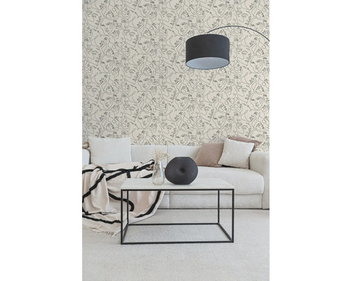Modernes Wohnzimmer mit Tapete im Linienkunst-Stil mit Gesichtern, hellem Cordsofa, minimalistischem Couchtisch und schwarzer Bogenlampe.