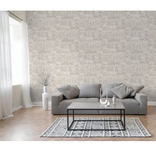 Wohnzimmer mit Vliestapete in Waldoptik, grauem Sofa, Couchtisch und gemustertem Teppich.