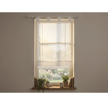 Fenster mit hochgezogenem Faltrollo, Gardinenstange und Fensterbrett mit Dekoration