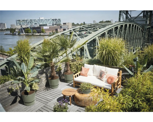 Terrasse mit Gartenmöbeln, Pflanzen und Blick auf eine Brücke und die Stadt