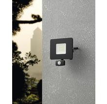 LED-Außenstrahler mit Bewegungsmelder an einer Wand