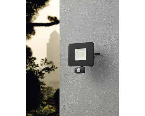 LED-Außenstrahler mit Bewegungsmelder an einer Wand