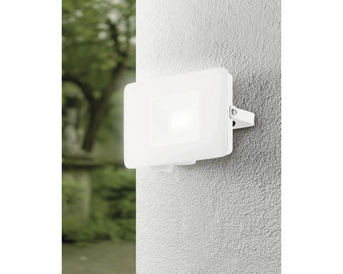 Weiße LED-Wandleuchte für den Außenbereich an einer Fassade