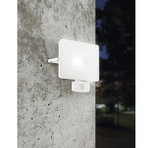 Außenwandleuchte mit Bewegungsmelder an einer Betonwand