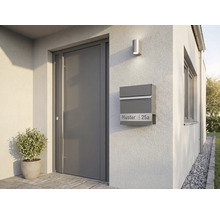 Haustür mit Briefkasten und Außenleuchte an einer Hauswand