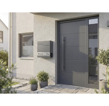 Moderne Hausfassade mit Haustür, Briefkasten und Fenster