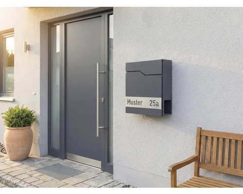 Eingangsbereich mit Haustür, Briefkasten und Bank