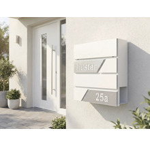 Moderne Briefkastenanlage mit Hausnummer neben einer Haustür