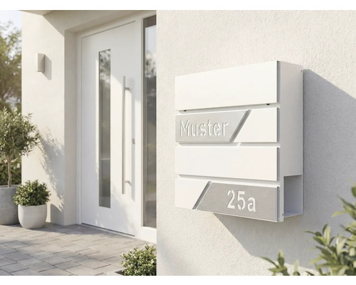Moderne Briefkastenanlage mit Hausnummer neben einer Haustür
