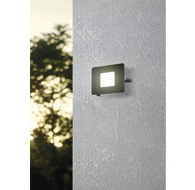 Quadratische Außenwandleuchte mit LED-Beleuchtung an einer Wand