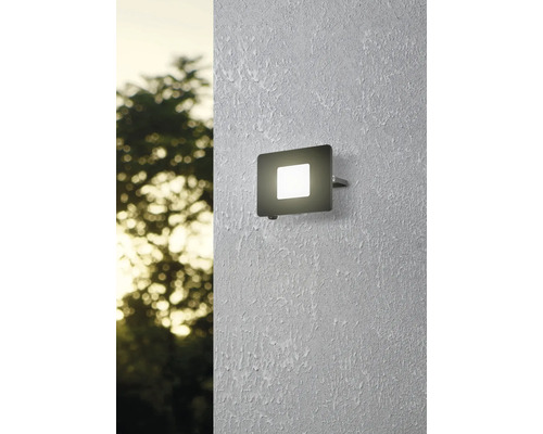 Quadratische Außenwandleuchte mit LED-Beleuchtung an einer Wand