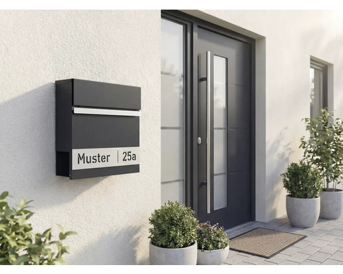 Moderne Hausfassade mit Briefkasten, Haustür und Pflanzen