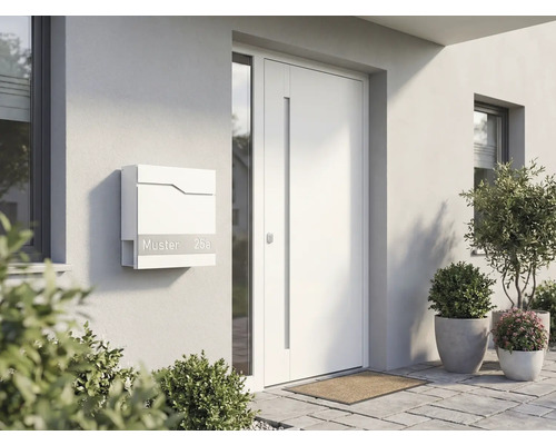 Modernes Hauseingangsbild mit Briefkasten und Haustür