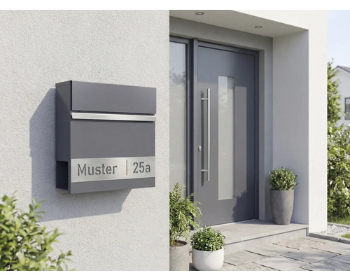 Moderne Hausfassade mit Briefkasten und Haustür