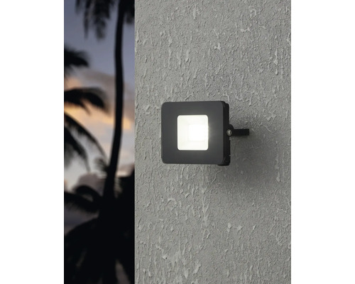 Schwarzer LED-Außenstrahler an einer Wand