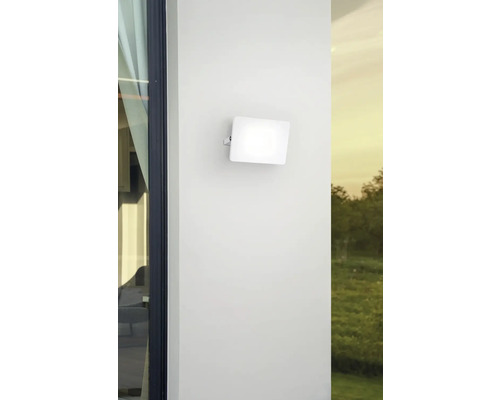 Quadratische Außenwandleuchte an einer weißen Wand