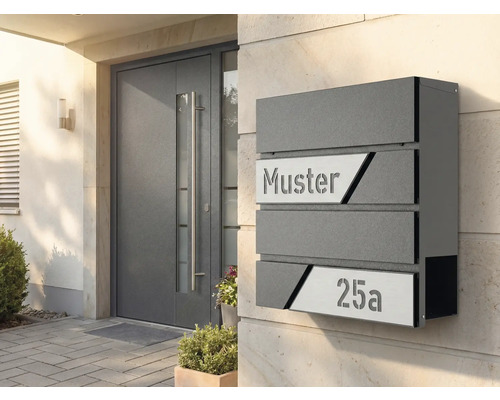 Briefkastenanlage aus Metall mit Hausnummer und Namen am Hauseingang
