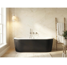 Badezimmer mit freistehender Badewanne, Handtuchleiter und Fenster für Tageslicht