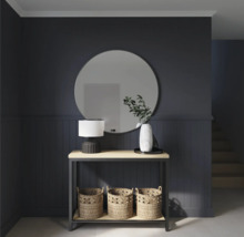 Eingangsbereich mit Konsole, rundem Spiegel, Lampe und geflochtenen Körben