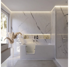 Begehbare Badewanne in einem Badezimmer mit Marmorwänden und Dusche