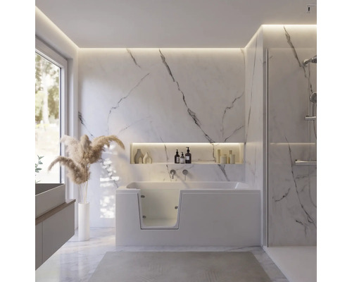 Begehbare Badewanne in einem Badezimmer mit Marmorwänden und Dusche