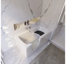 Begehbare Badewanne mit Glastür in einem Badezimmer mit Marmorwänden.