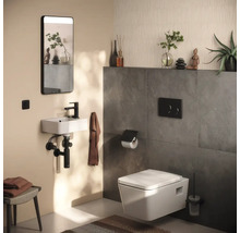 Modernes Badezimmer mit Hänge-WC, Aufsatzwaschbecken und Spiegel