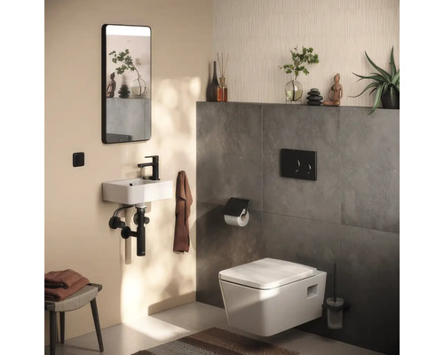 Modernes Badezimmer mit Hänge-WC, Aufsatzwaschbecken und Spiegel