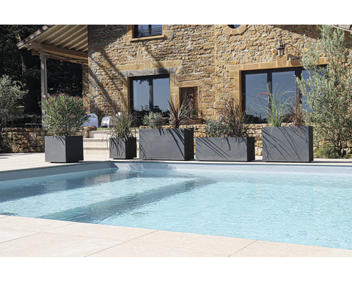 Reihe von Pflanzgefäßen unterschiedlicher Größe neben einem Schwimmbecken in einem Garten.