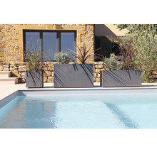 Drei bepflanzte Pflanzkübel unterschiedlicher Größe neben einem Schwimmbecken.