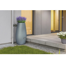 Moderner grauer Regenspeicher mit Rautenmuster und integrierter Pflanzschale mit Lavendel an einer Hauswand neben einem Fallrohr.