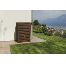 Rechteckiger Regenspeicher in Holzoptik mit Lamellen und Wasserhahn an einer Hauswand im Garten.