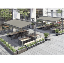 Außenbereich eines Restaurants mit Terrassenüberdachung, Tischen, Stühlen und Bepflanzung.