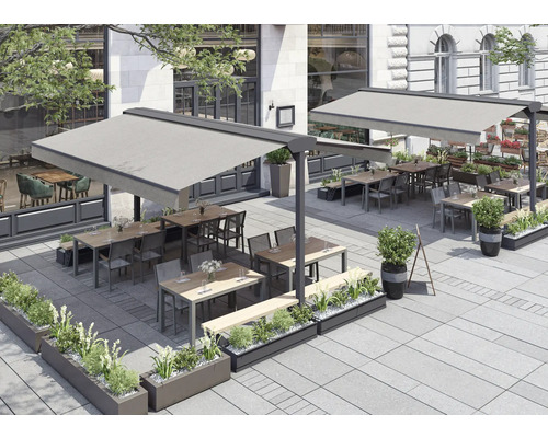 Außenbereich mit Terrassenüberdachung, Tischen, Stühlen und Pflanzenkübeln