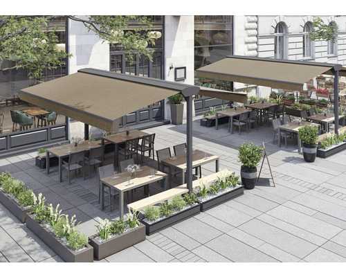 Außenbereich eines Restaurants mit Sonnenschutzsystemen, Tischen, Stühlen und Pflanzenkästen.