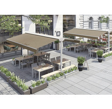 Außenbereich eines Restaurants mit Terrassenüberdachungen, Tischen, Stühlen und Bepflanzung.