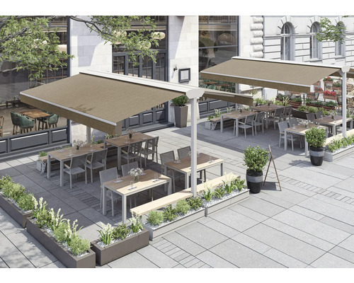 Außenbereich eines Restaurants mit Terrassenüberdachungen, Tischen, Stühlen und Bepflanzung.