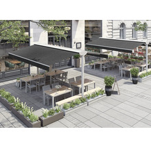 Terrasse mit Markisen und Sitzgelegenheiten vor einem Gebäude