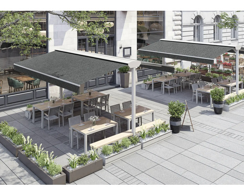 Terrasse mit Tischen, Stühlen und Markisen vor einem Gebäude