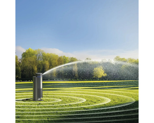 Gartensprenger bewässert Rasenfläche